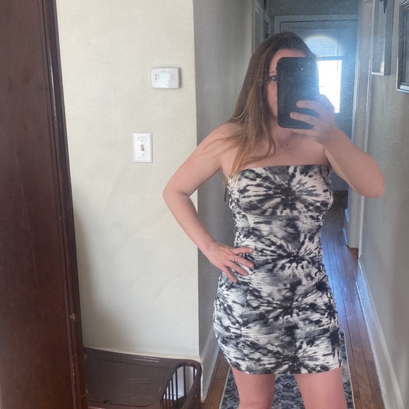 Capella black and white Smokey ruched dress 😍😍 - Picture 1 of 9